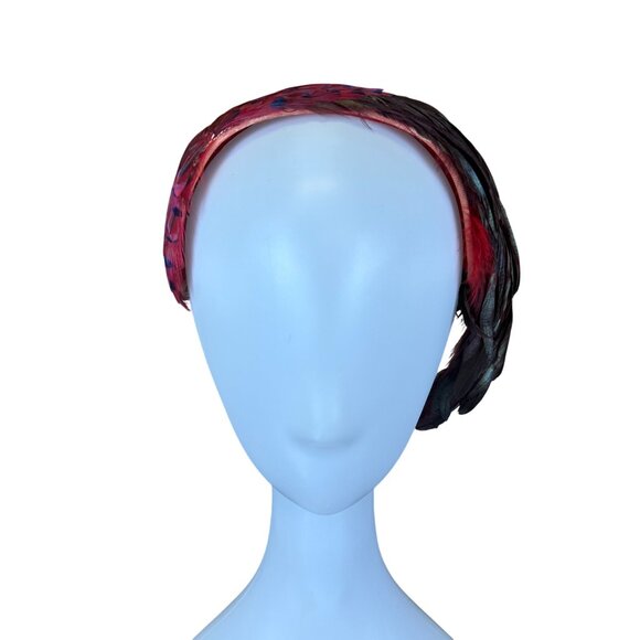 Feathered Womens Red Fascinator Hat With Iridescent Green Accents Elegant Vintag - Picture 2 of 8